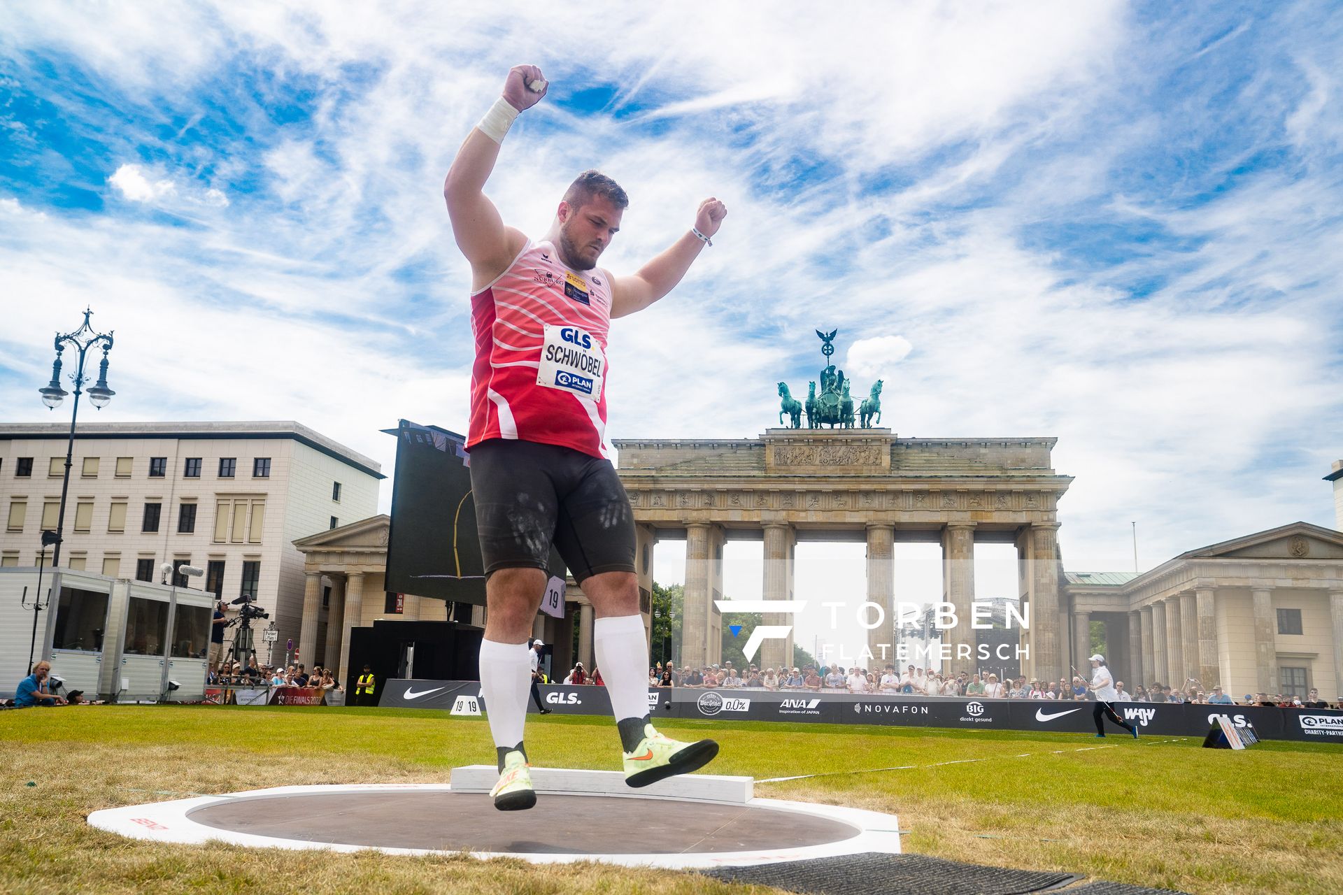 Leon Schwoebel (LG Rhein-Wied) beim Kugelstossen waehrend der deutschen Leichtathletik-Meisterschaften auf dem Pariser Platz am 24.06.2022 in Berlin